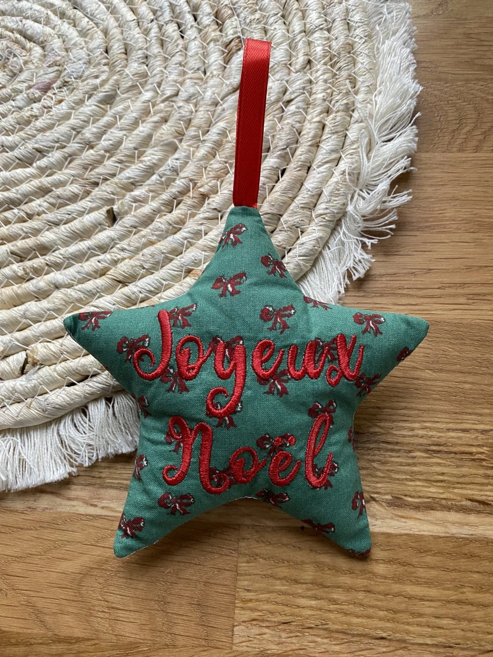 Etoile En Tissu Brodée Joyeux Noël à Suspendre Au Sapin 8 Etoile En Tissu Brodée Joyeux Noël à Suspendre Au Sapin – Image 8