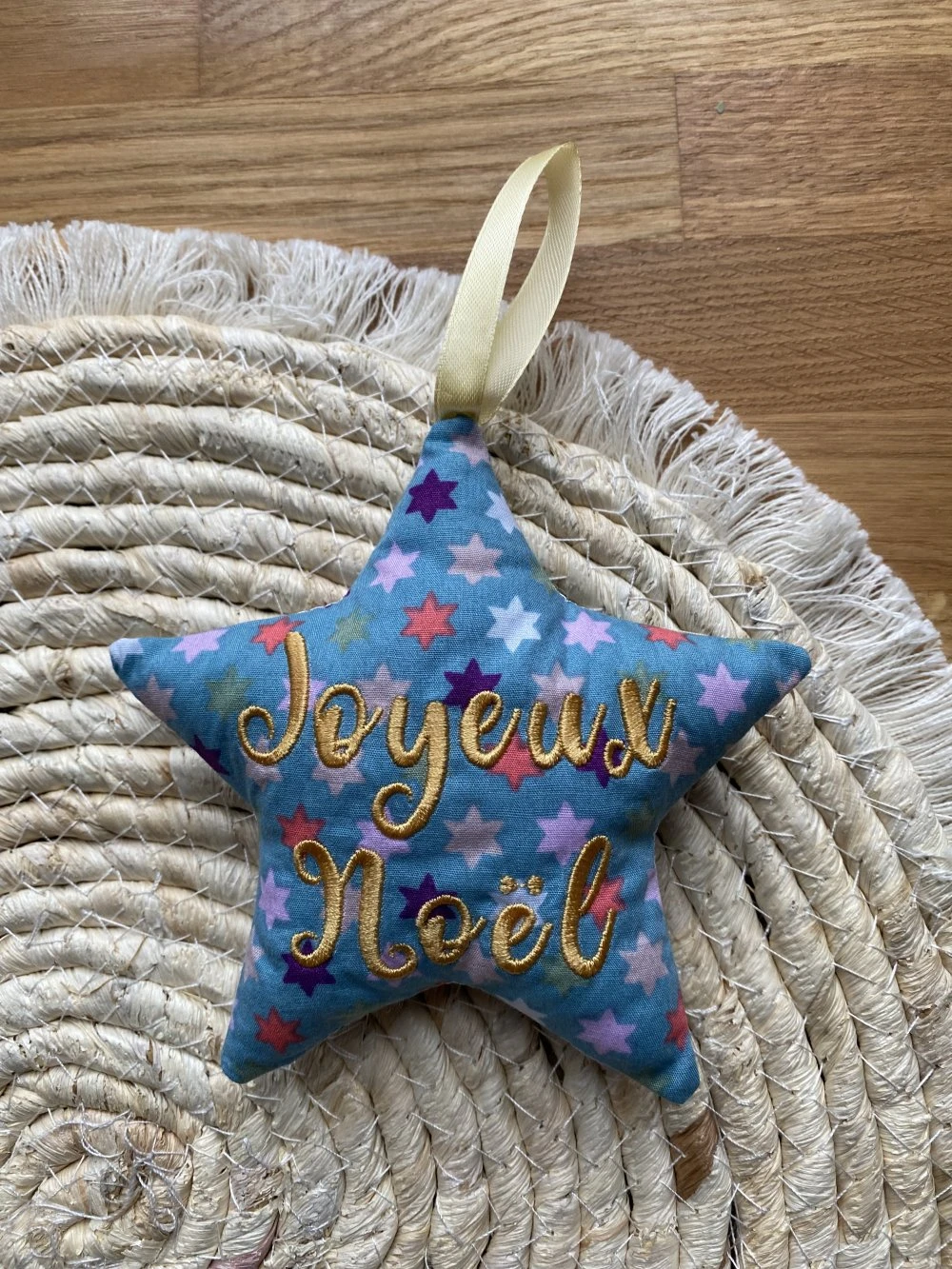 Etoile En Tissu Brodée Joyeux Noël à Suspendre Au Sapin 7 Etoile En Tissu Brodée Joyeux Noël à Suspendre Au Sapin – Image 7