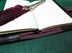 Bloc Notes A6 Style Grimoire En Cuir Véritable Artisanal Vintage Cadeau Anniversaire Noël Livre D'or Livre A Croquis Dessin 7 Bloc Notes A6 Style Grimoire En Cuir Véritable Artisanal Vintage Cadeau Anniversaire Noël Livre D'or Livre A Croquis Dessin -Papeterie Boutique 4612898 bloc notes a6 style grimoire en cuir veritable artisanal vi 2