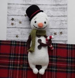 Un Bonhomme De Neige Au Crochet, Decoration De Noël