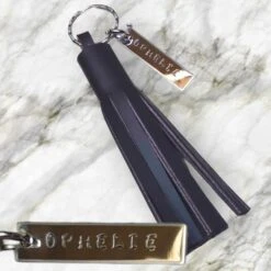 Porte Clé Ou Bijou De Sac Personnalisable Pompon En Cuir Véritable Et Médaillon Cadeau Noël Anniversaire Fête Jour Spécial Plaisir