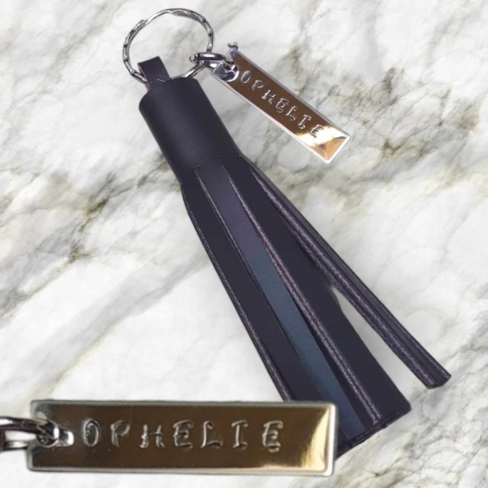 Porte Clé Ou Bijou De Sac Personnalisable Pompon En Cuir Véritable Et Médaillon Cadeau Noël Anniversaire Fête Jour Spécial Plaisir 1 Porte Clé Ou Bijou De Sac Personnalisable Pompon En Cuir Véritable Et Médaillon Cadeau Noël Anniversaire Fête Jour Spécial Plaisir