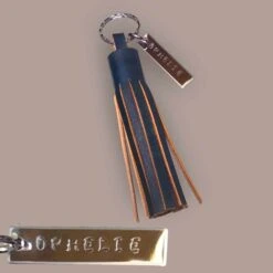 Porte Clé Ou Bijou De Sac Personnalisable Pompon En Cuir Tannage Végétal Et Médaillon Cadeau Noël Anniversaire Fête Jour Spécial