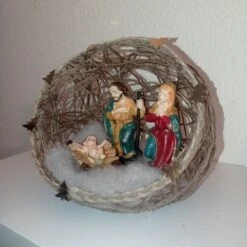 Crèche De Noël Ronde Nativité Santons Décoration De Noel Dans Une Boule En Corde De Jute. Décor Unique, Boule Faite Main 8 Crèche De Noël Ronde Nativité Santons Décoration De Noel Dans Une Boule En Corde De Jute. Décor Unique, Boule Faite Main -Papeterie Boutique 4704629 creche de noel nativite santons dans boule de corde de j 3
