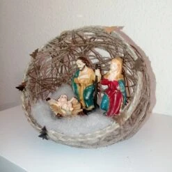 Crèche De Noël Ronde Nativité Santons Décoration De Noel Dans Une Boule En Corde De Jute. Décor Unique, Boule Faite Main 9 Crèche De Noël Ronde Nativité Santons Décoration De Noel Dans Une Boule En Corde De Jute. Décor Unique, Boule Faite Main -Papeterie Boutique 4704629 creche de noel nativite santons dans boule de corde de j 5