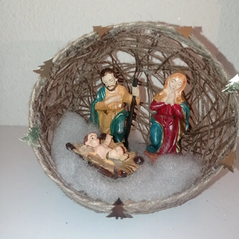 Crèche De Noël Ronde Nativité Santons Décoration De Noel Dans Une Boule En Corde De Jute. Décor Unique, Boule Faite Main 2 Crèche De Noël Ronde Nativité Santons Décoration De Noel Dans Une Boule En Corde De Jute. Décor Unique, Boule Faite Main – Image 2