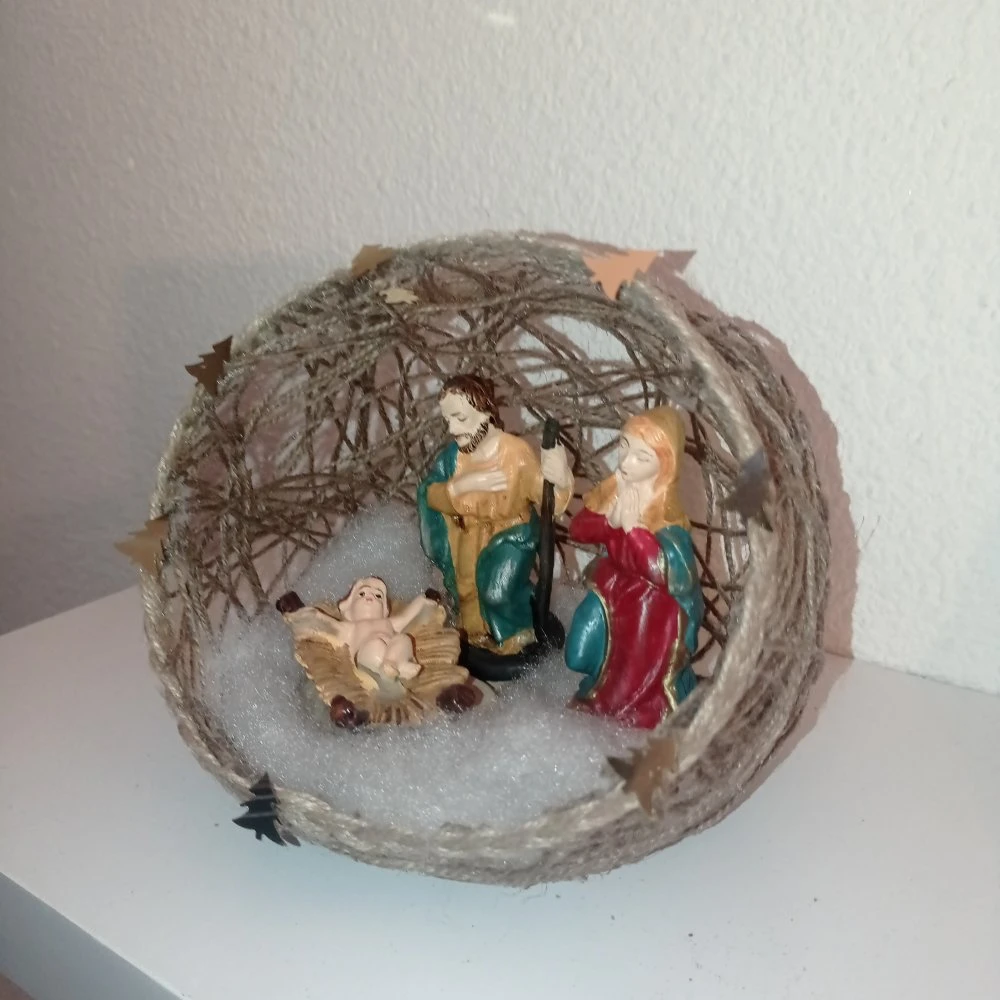 Crèche De Noël Ronde Nativité Santons Décoration De Noel Dans Une Boule En Corde De Jute. Décor Unique, Boule Faite Main 3 Crèche De Noël Ronde Nativité Santons Décoration De Noel Dans Une Boule En Corde De Jute. Décor Unique, Boule Faite Main – Image 3