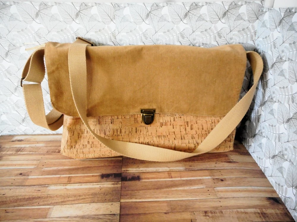Sac Bandoulière Femme Homme, Liège Naturel, Velours Mille-raies Beige, Sac Licorne Beige, Cadeau Anniversaire Noël, Sac Vegan 1 Sac Bandoulière Femme Homme, Liège Naturel, Velours Mille-raies Beige, Sac Licorne Beige, Cadeau Anniversaire Noël, Sac Vegan