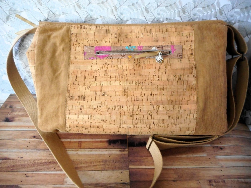 Sac Bandoulière Femme Homme, Liège Naturel, Velours Mille-raies Beige, Sac Licorne Beige, Cadeau Anniversaire Noël, Sac Vegan 2 Sac Bandoulière Femme Homme, Liège Naturel, Velours Mille-raies Beige, Sac Licorne Beige, Cadeau Anniversaire Noël, Sac Vegan – Image 2