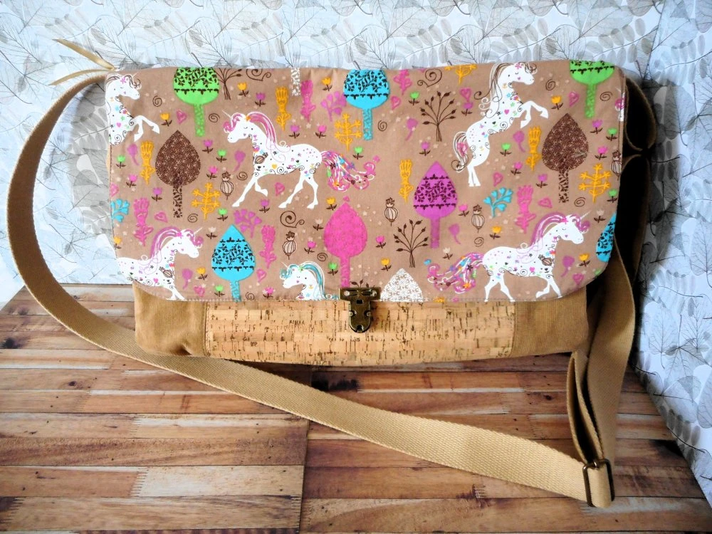 Sac Bandoulière Femme Homme, Liège Naturel, Velours Mille-raies Beige, Sac Licorne Beige, Cadeau Anniversaire Noël, Sac Vegan 3 Sac Bandoulière Femme Homme, Liège Naturel, Velours Mille-raies Beige, Sac Licorne Beige, Cadeau Anniversaire Noël, Sac Vegan – Image 3