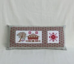 Coussin Rectangle Brodé à La Main, Chalet Et Cœur Rouge, Accessoire Décoration D'intérieur Maison, Cadeau De Noël Femme