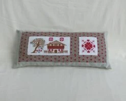 Coussin Rectangle Brodé à La Main, Chalet Et Cœur Rouge, Accessoire Décoration D'intérieur Maison, Cadeau De Noël Femme 9 Coussin Rectangle Brodé à La Main, Chalet Et Cœur Rouge, Accessoire Décoration D'intérieur Maison, Cadeau De Noël Femme -Papeterie Boutique 523209 coussin decoration d interieur brode main chalet cam 4