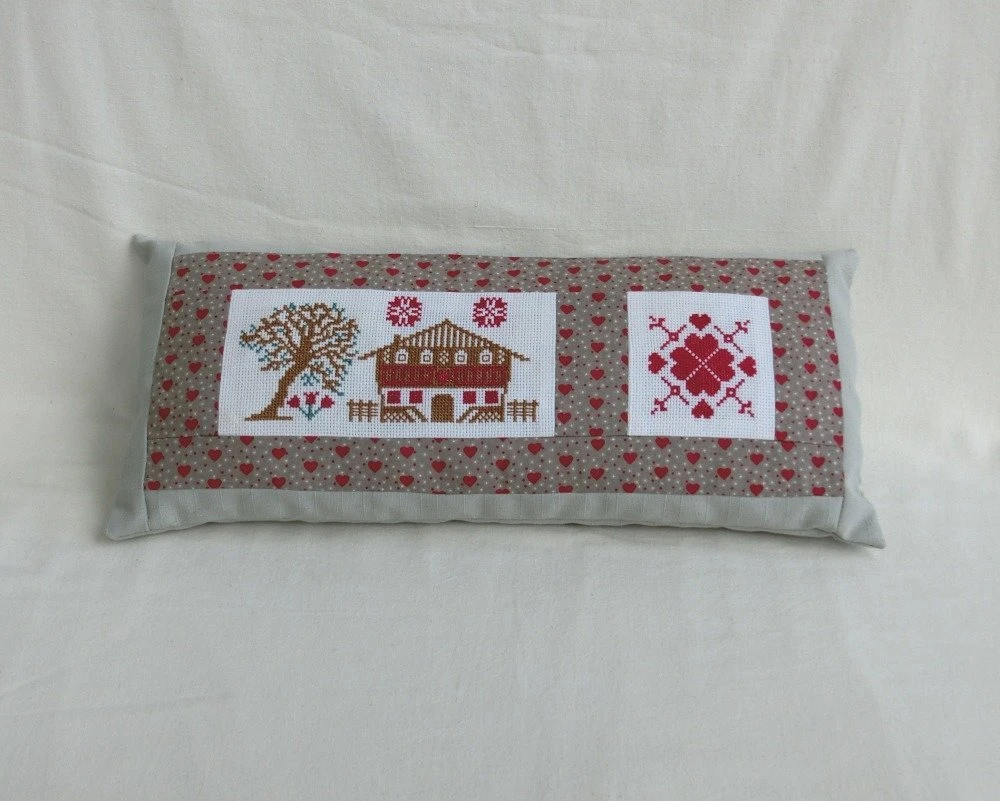 Coussin Rectangle Brodé à La Main, Chalet Et Cœur Rouge, Accessoire Décoration D'intérieur Maison, Cadeau De Noël Femme 4 Coussin Rectangle Brodé à La Main, Chalet Et Cœur Rouge, Accessoire Décoration D'intérieur Maison, Cadeau De Noël Femme – Image 4
