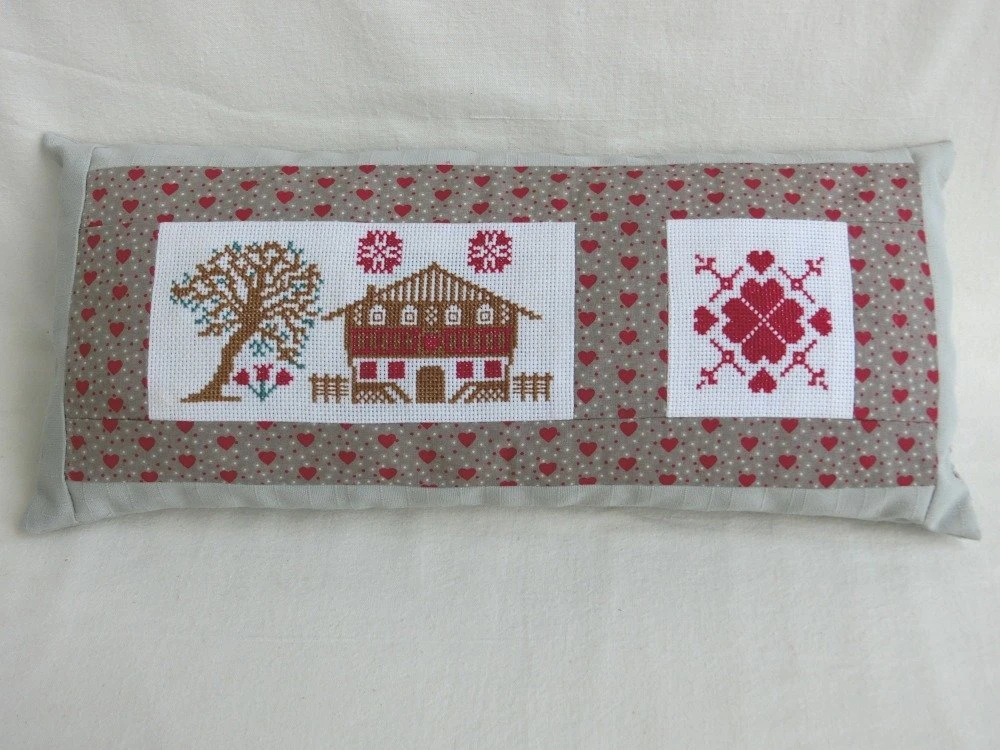 Coussin Rectangle Brodé à La Main, Chalet Et Cœur Rouge, Accessoire Décoration D'intérieur Maison, Cadeau De Noël Femme 5 Coussin Rectangle Brodé à La Main, Chalet Et Cœur Rouge, Accessoire Décoration D'intérieur Maison, Cadeau De Noël Femme – Image 5