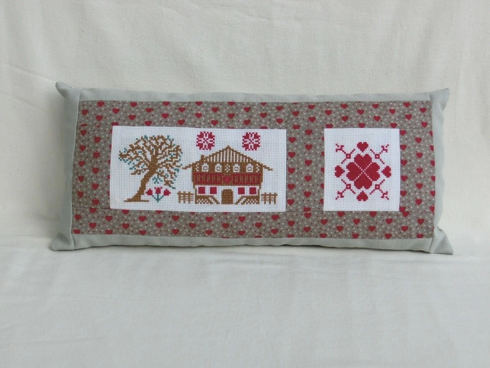 Coussin Rectangle Brodé à La Main, Chalet Et Cœur Rouge, Accessoire Décoration D'intérieur Maison, Cadeau De Noël Femme 6 Coussin Rectangle Brodé à La Main, Chalet Et Cœur Rouge, Accessoire Décoration D'intérieur Maison, Cadeau De Noël Femme – Image 6