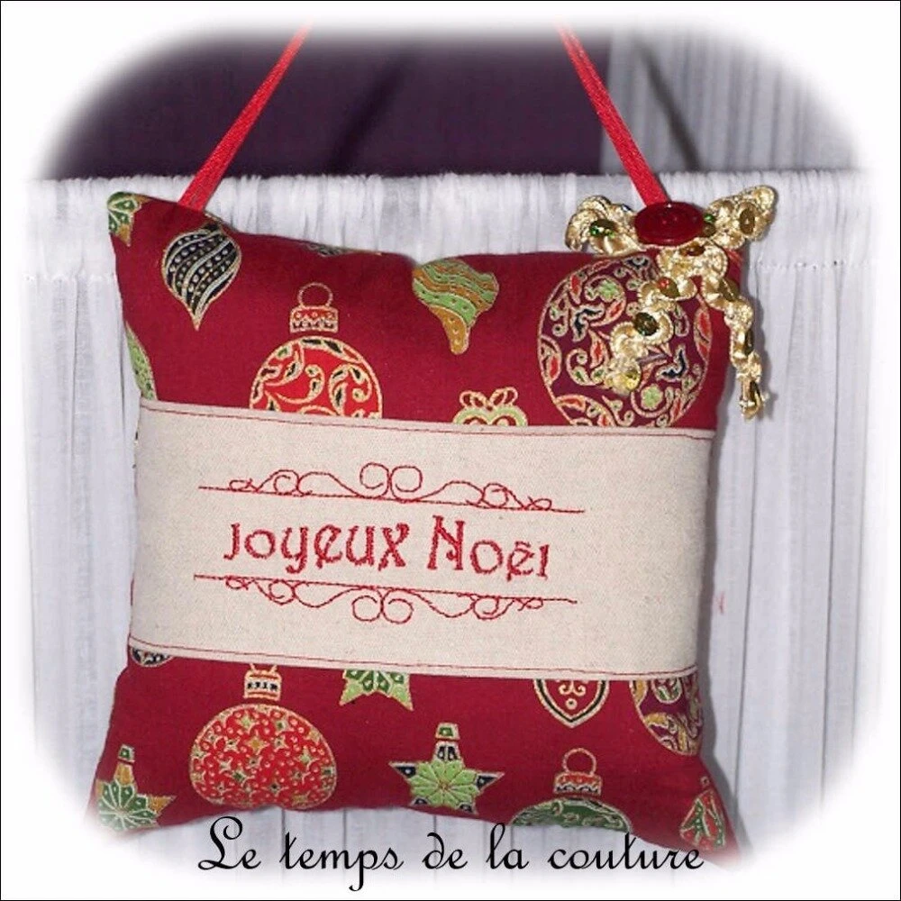Noël - Coussin De Porte - Ton Rouge Avec Broderie "joyeux Noël" - Fait Main. 1 Noël - Coussin De Porte - Ton Rouge Avec Broderie "joyeux Noël" - Fait Main.