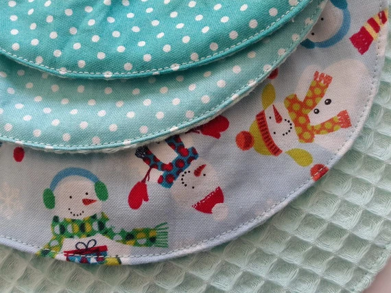 Bavoirs Bébé Theme Hiver Ou Noël En Coton Nid D'abeille Taille 0-6 Mois - En Lot De 3 3 Bavoirs Bébé Theme Hiver Ou Noël En Coton Nid D'abeille Taille 0-6 Mois - En Lot De 3 – Image 3