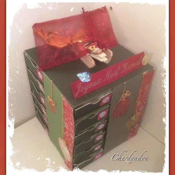 Calendrier De L'avent "joyeux Noël"en Carton Et Papier Vert, Rouge Et Or 1 Calendrier De L'avent "joyeux Noël"en Carton Et Papier Vert, Rouge Et Or