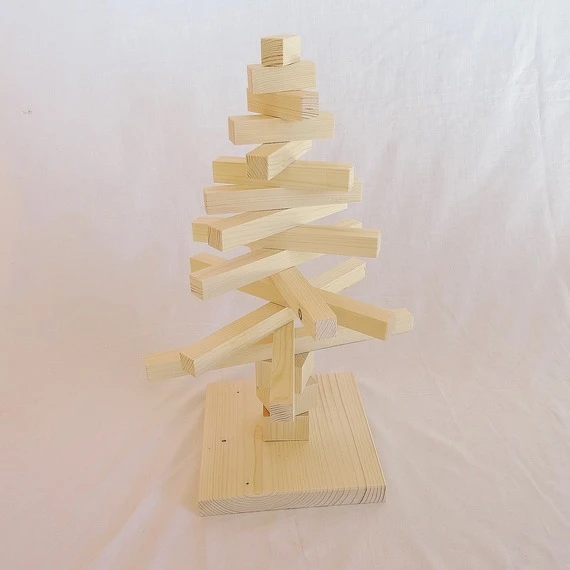 Sapin De Noël En Bois D'épicéa Naturel Hauteur 480 Mm (18 57⁄64 In). Toutes Les Pièces Peuvent Pivoter à 360 Degrés, Finition Poncé Très Fin 4 Sapin De Noël En Bois D'épicéa Naturel Hauteur 480 Mm (18 57⁄64 In). Toutes Les Pièces Peuvent Pivoter à 360 Degrés, Finition Poncé Très Fin – Image 4