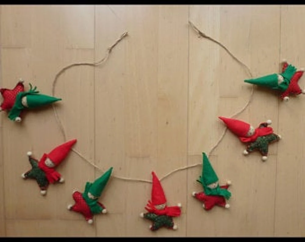 Guirlande De 7 Lutins De Noël à Accrocher Comme Décoration 1 Guirlande De 7 Lutins De Noël à Accrocher Comme Décoration