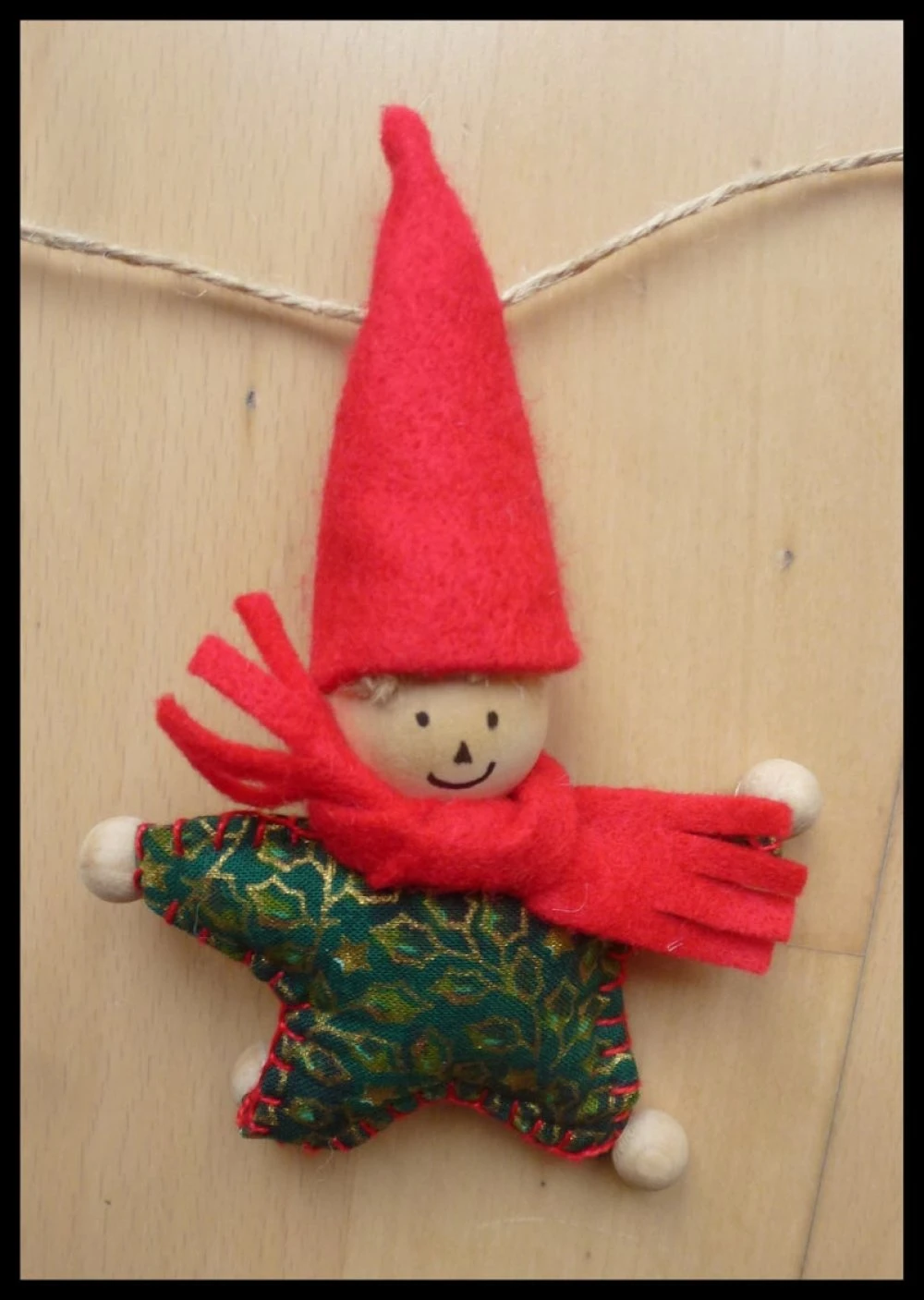 Guirlande De 7 Lutins De Noël à Accrocher Comme Décoration 2 Guirlande De 7 Lutins De Noël à Accrocher Comme Décoration – Image 2