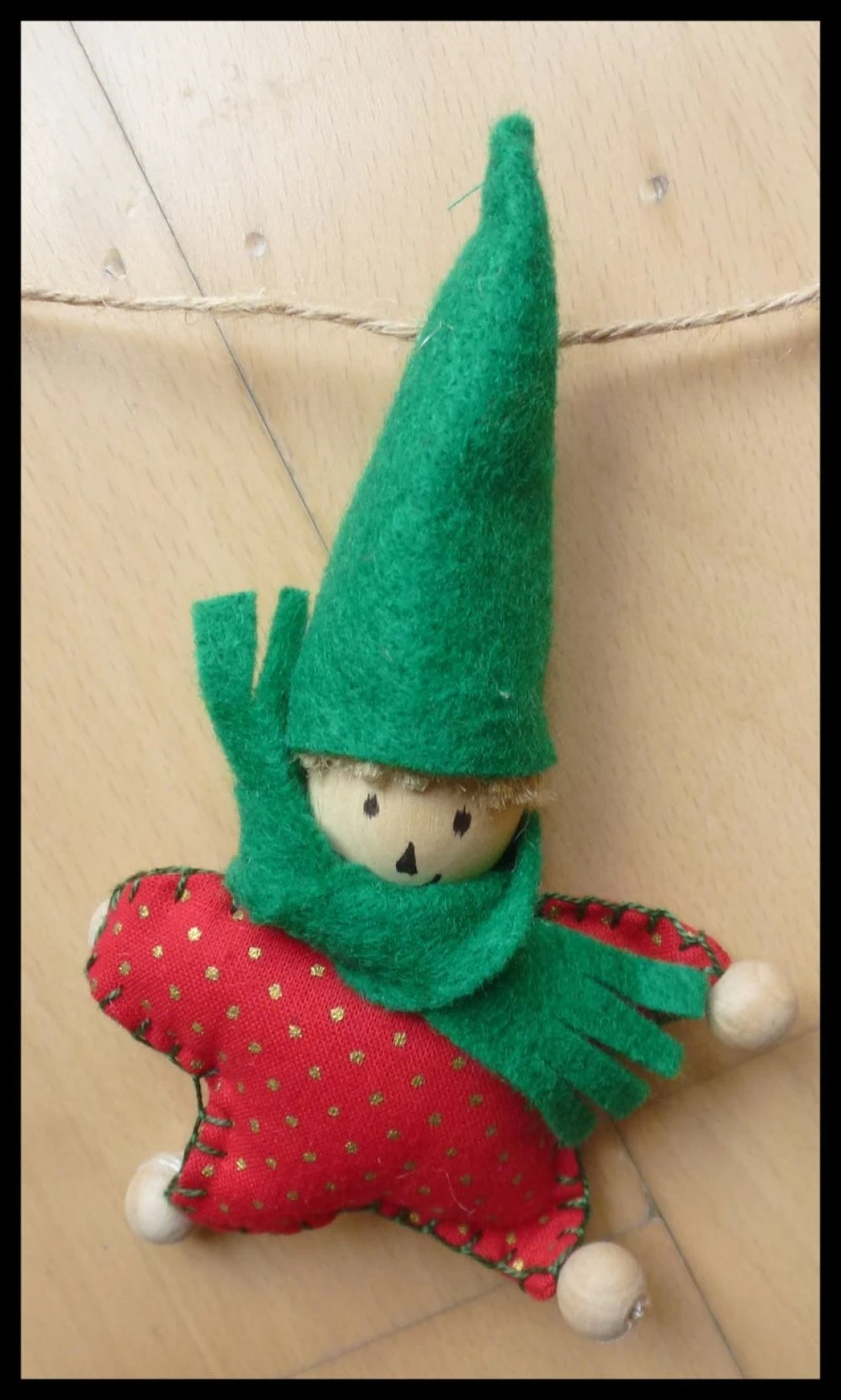 Guirlande De 7 Lutins De Noël à Accrocher Comme Décoration 3 Guirlande De 7 Lutins De Noël à Accrocher Comme Décoration – Image 3