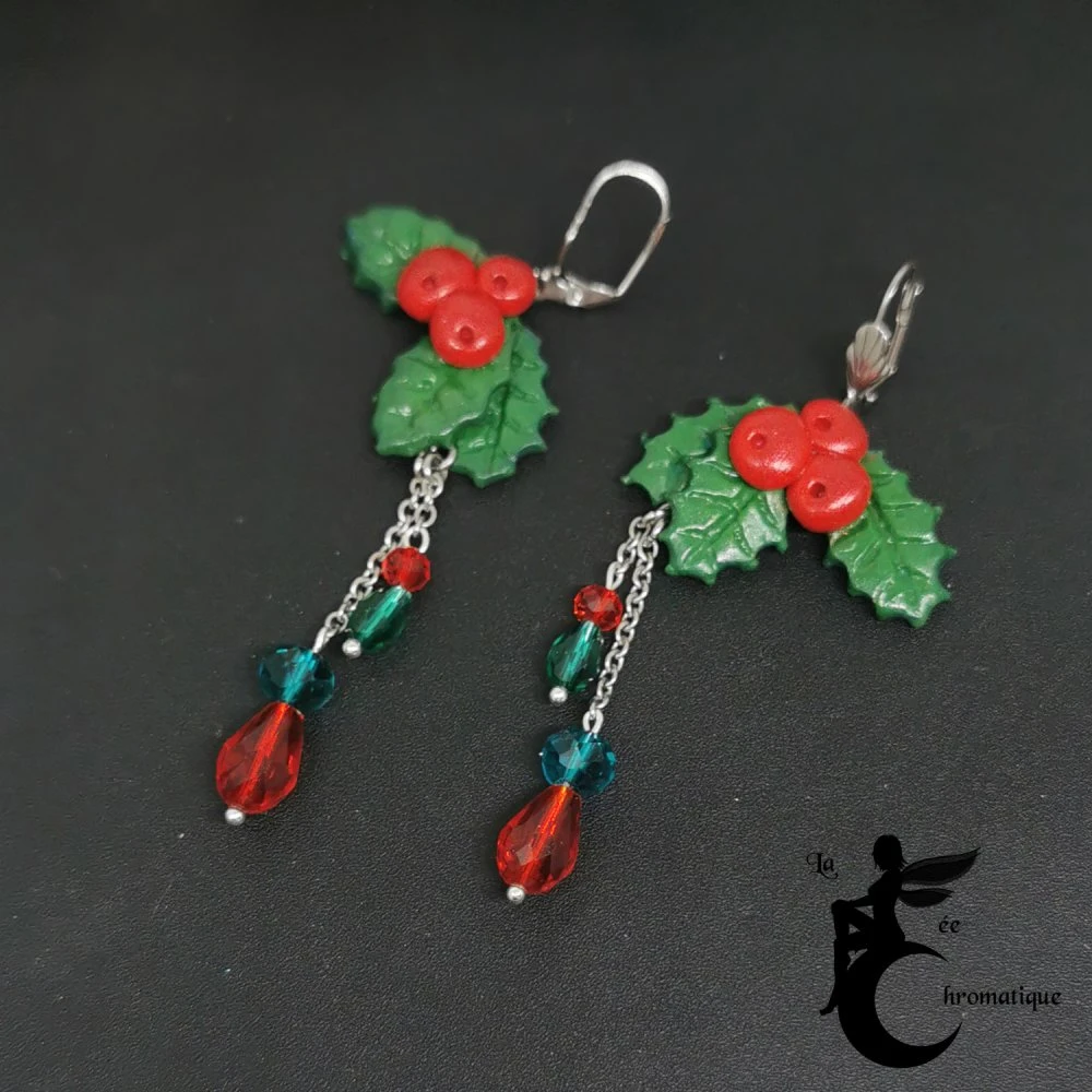 Houx De Noël, Boucles D'oreilles Dormeuses Longues Verte Et Rouges - Bijou Artisanal Pâte Polymère Et Acier Inoxydable 2 Houx De Noël, Boucles D'oreilles Dormeuses Longues Verte Et Rouges - Bijou Artisanal Pâte Polymère Et Acier Inoxydable – Image 2