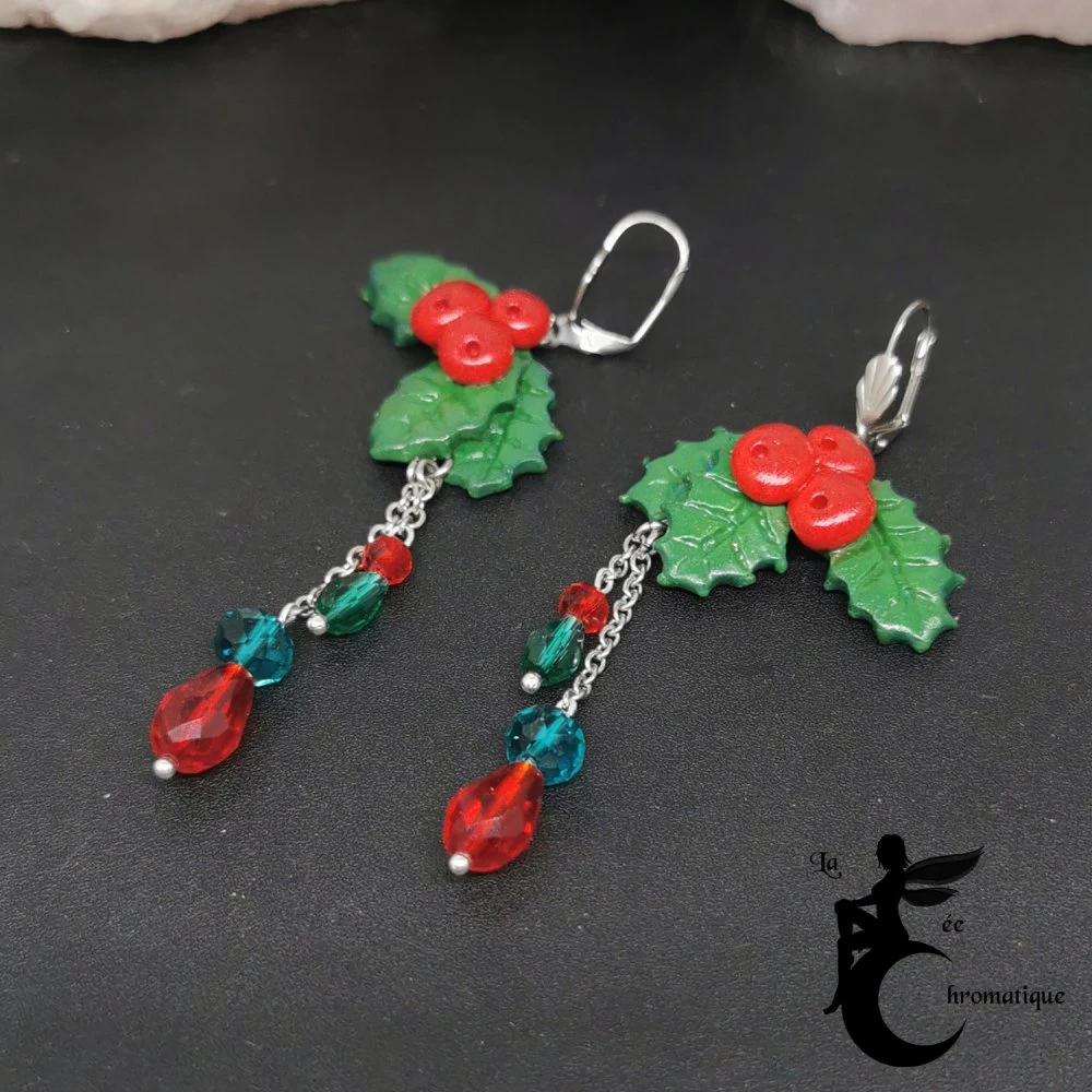 Houx De Noël, Boucles D'oreilles Dormeuses Longues Verte Et Rouges - Bijou Artisanal Pâte Polymère Et Acier Inoxydable 3 Houx De Noël, Boucles D'oreilles Dormeuses Longues Verte Et Rouges - Bijou Artisanal Pâte Polymère Et Acier Inoxydable – Image 3