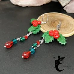 Houx De Noël, Boucles D'oreilles Dormeuses Longues Verte Et Rouges - Bijou Artisanal Pâte Polymère Et Acier Inoxydable
