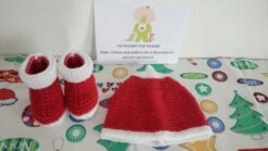 Ensemble 2 Pièces Spécial Noël Bonnet Et Chaussons Layette Bébé Fille Ou Garçon Coloris Rouge Et Blanc Taille 0/1 Ou 3 Mois