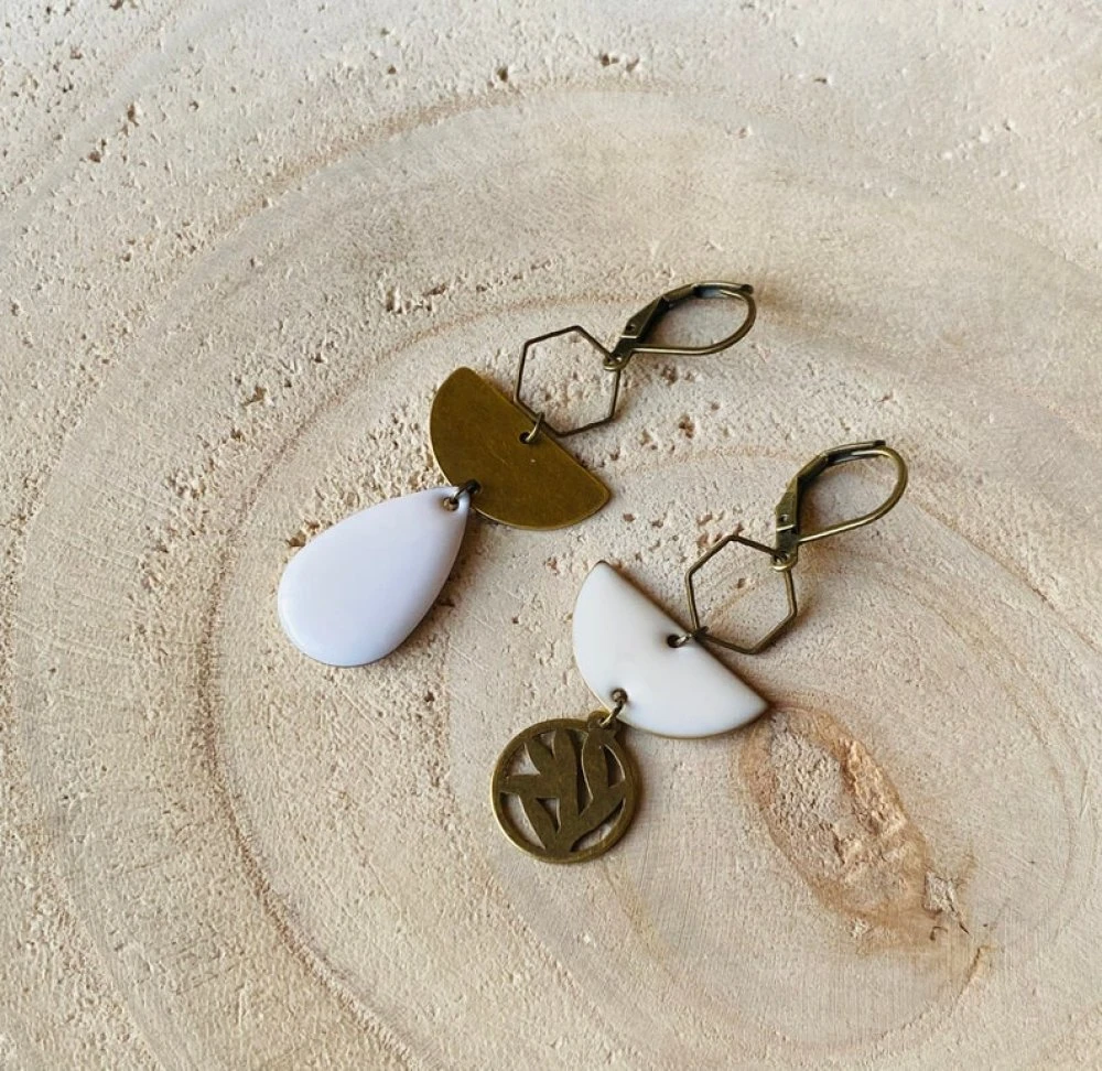 Boucles D’oreilles Dépareillées Sequin émaillé, Original, Unique, Cadeau De Noël, Blanc 1 Boucles D’oreilles Dépareillées Sequin émaillé, Original, Unique, Cadeau De Noël, Blanc