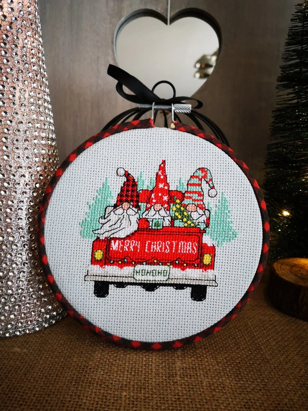 Broderie "les Gnômes De Noël" 1 Broderie "les Gnômes De Noël"