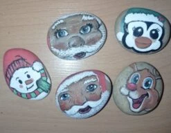 Galet De Noël, Décoration Pour La Maison. Père Noël, Bonhomme De Neige, Décor Unique, Galets Peints à La Main