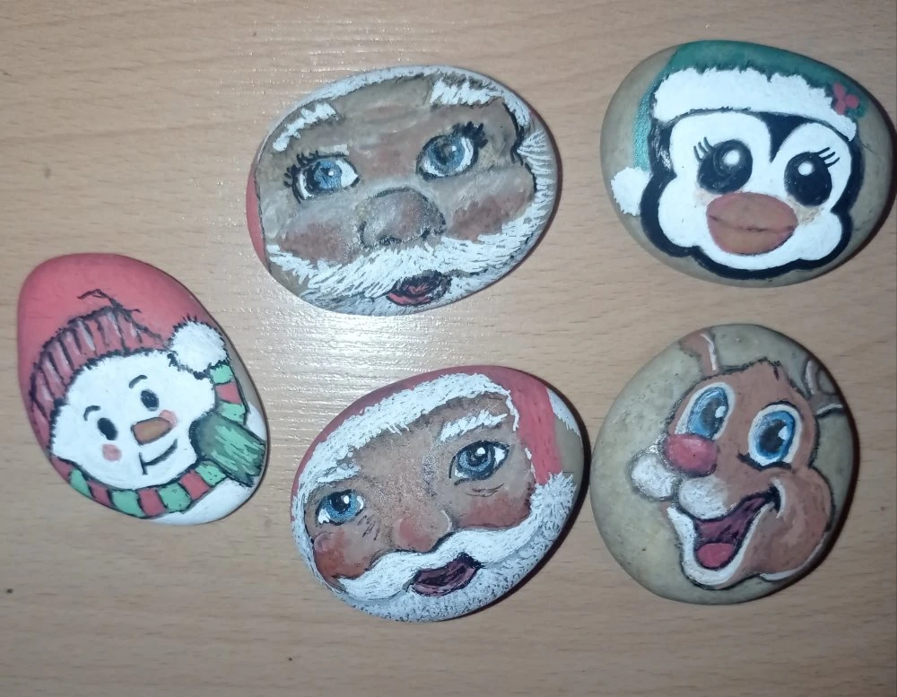 Galet De Noël, Décoration Pour La Maison. Père Noël, Bonhomme De Neige, Décor Unique, Galets Peints à La Main 1 Galet De Noël, Décoration Pour La Maison. Père Noël, Bonhomme De Neige, Décor Unique, Galets Peints à La Main