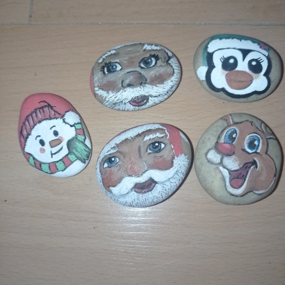 Galet De Noël, Décoration Pour La Maison. Père Noël, Bonhomme De Neige, Décor Unique, Galets Peints à La Main 2 Galet De Noël, Décoration Pour La Maison. Père Noël, Bonhomme De Neige, Décor Unique, Galets Peints à La Main – Image 2